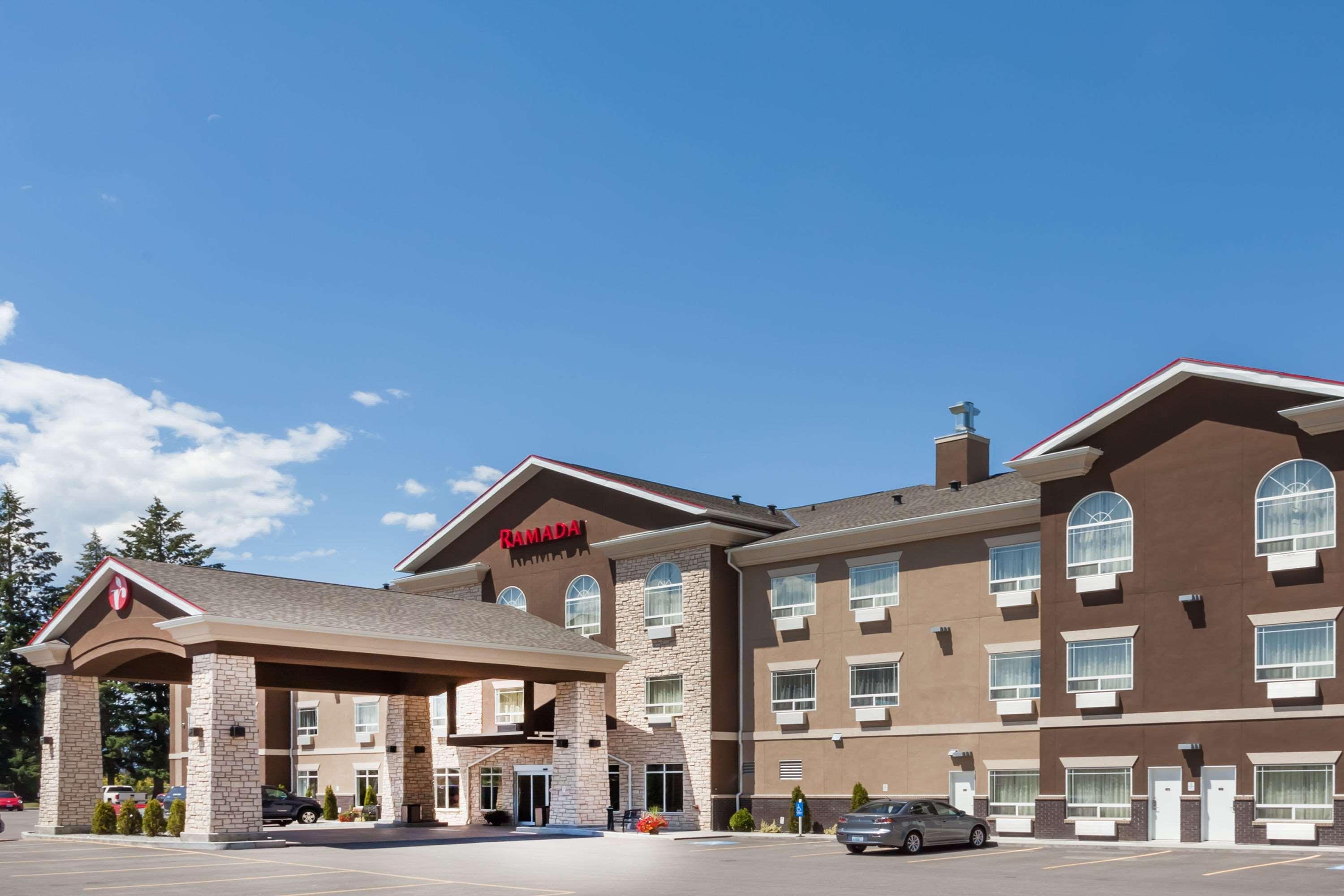 Hotel Ramada By Wyndham Creston Extérieur photo