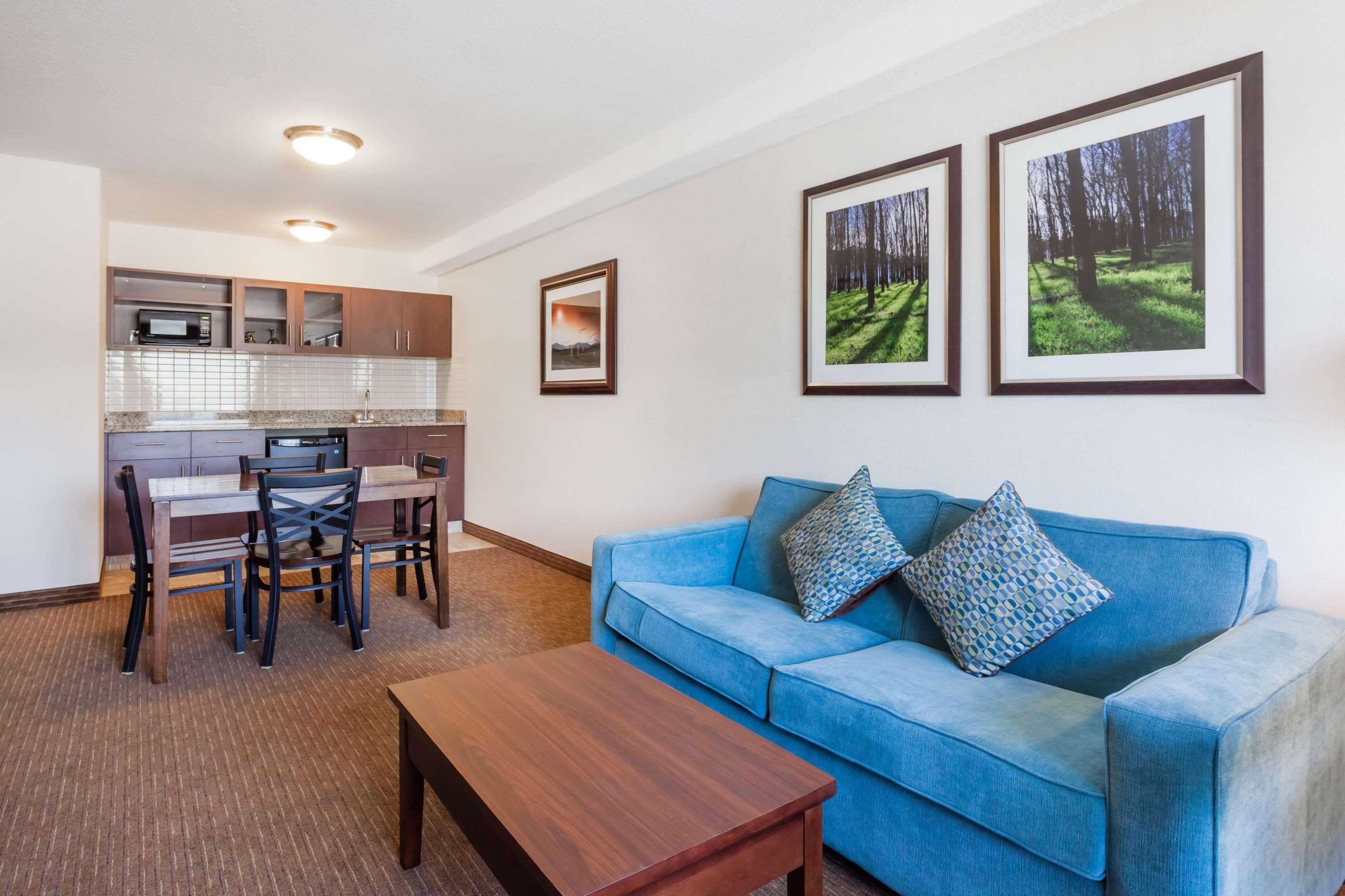 Hotel Ramada By Wyndham Creston Extérieur photo