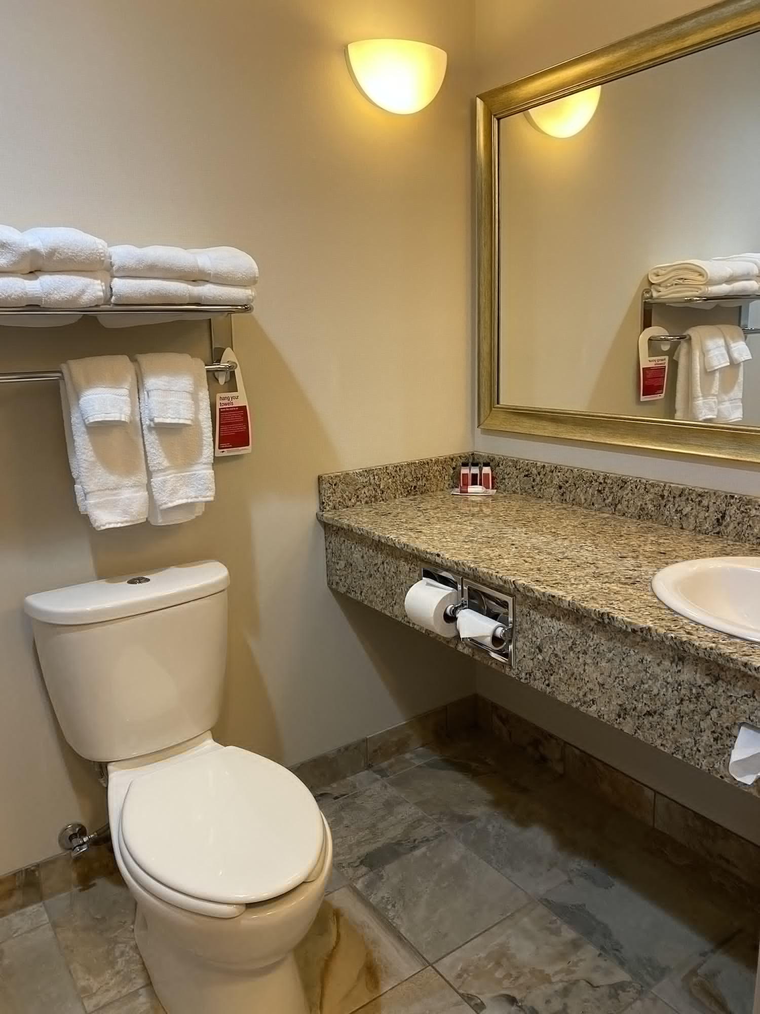 Hotel Ramada By Wyndham Creston Extérieur photo