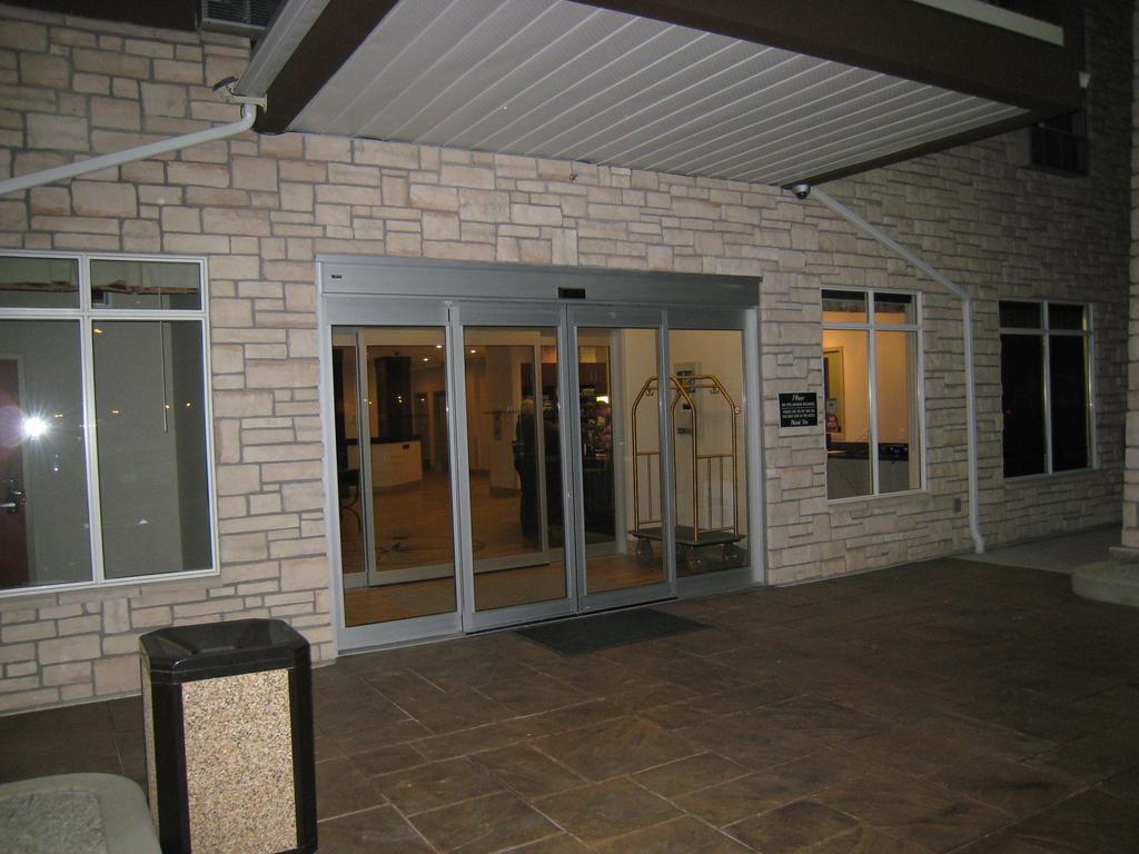 Hotel Ramada By Wyndham Creston Extérieur photo