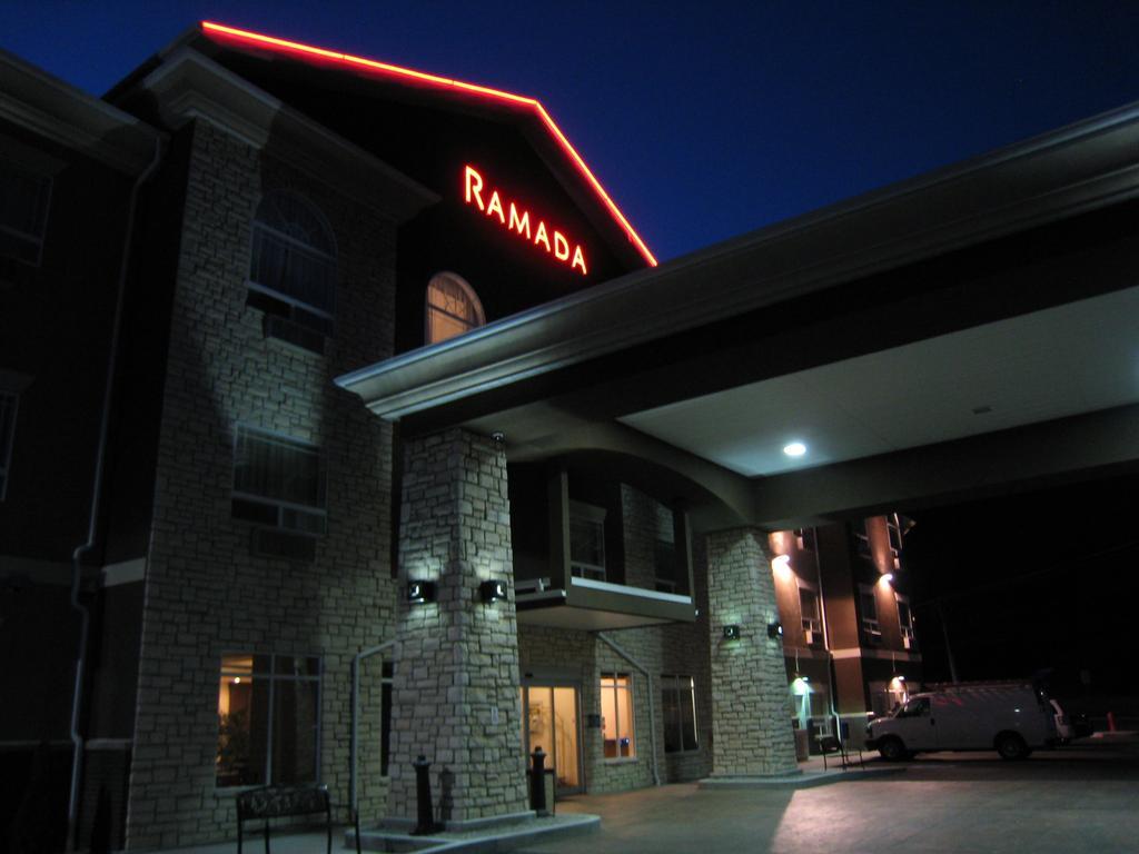 Hotel Ramada By Wyndham Creston Extérieur photo