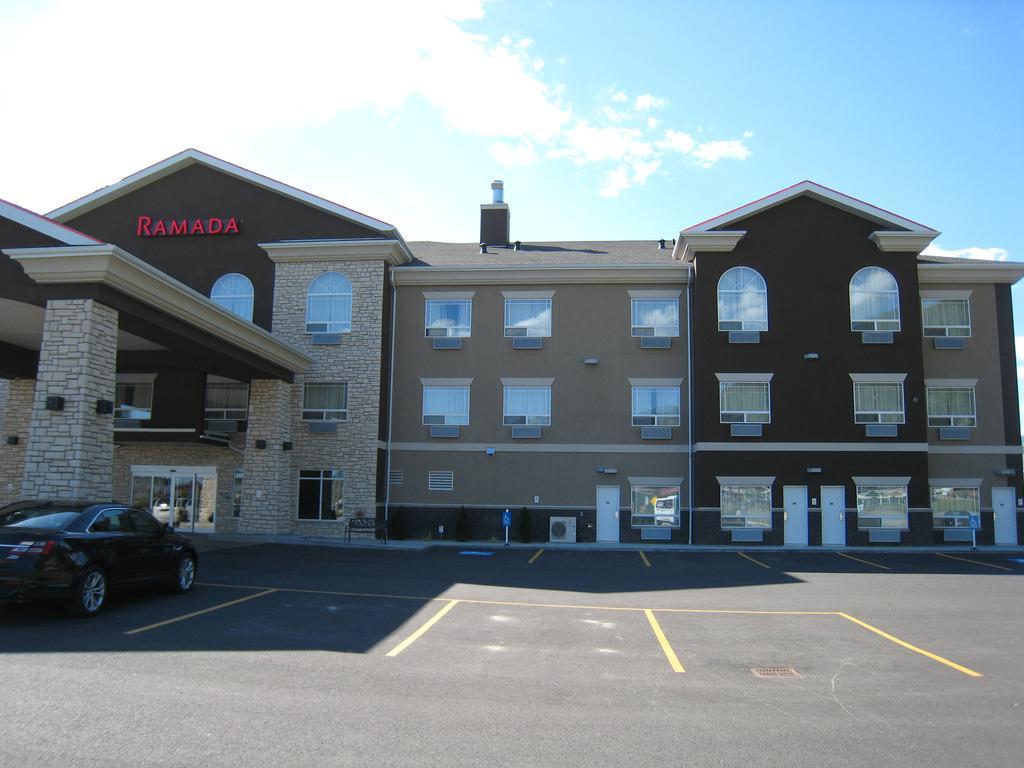 Hotel Ramada By Wyndham Creston Extérieur photo