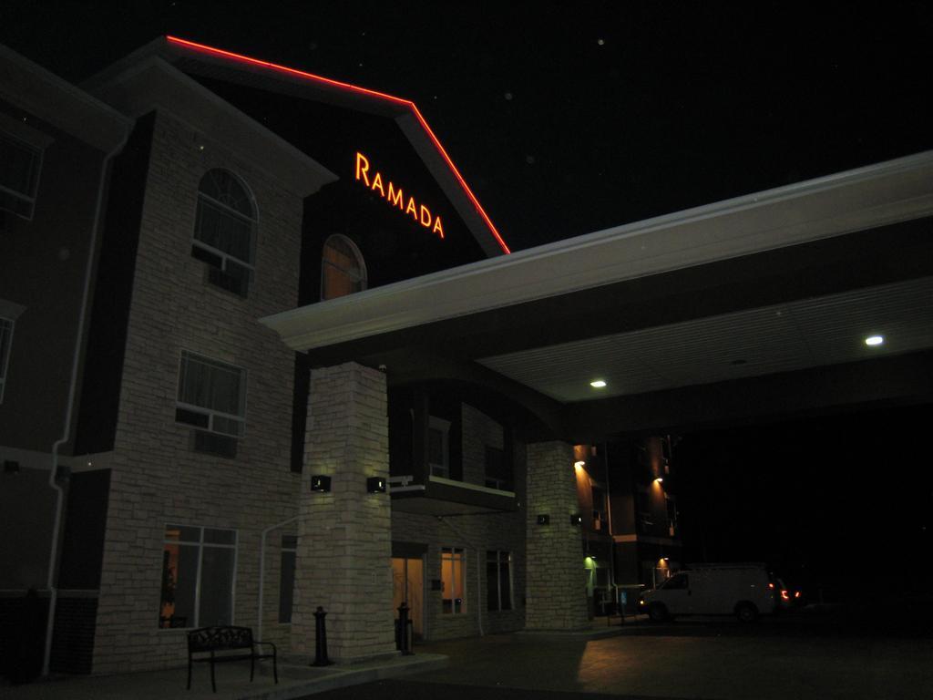 Hotel Ramada By Wyndham Creston Extérieur photo