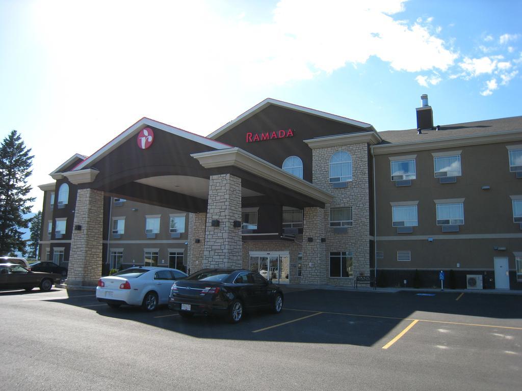Hotel Ramada By Wyndham Creston Extérieur photo